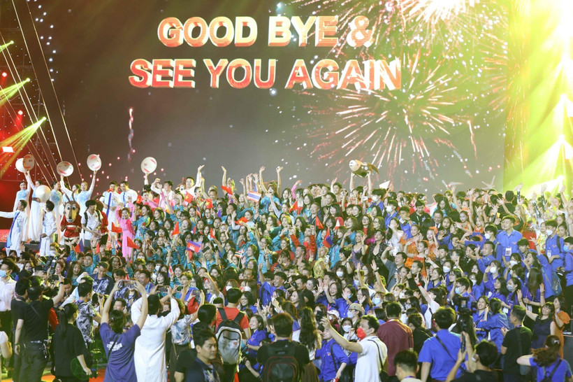 Chùm liên khúc kết thúc lễ bế mạc tạo nên một bầu không khí sôi động về tinh thần thể thao kết nối thế giới, vượt qua những thách thức của cuộc sống. (Ảnh: TTXVN)