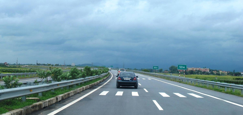 Phương tiện lưu thông trên tuyến đường cao tốc Nội Bài-Lào Cai. (Ảnh: Việt Hùng/Vietnam+)