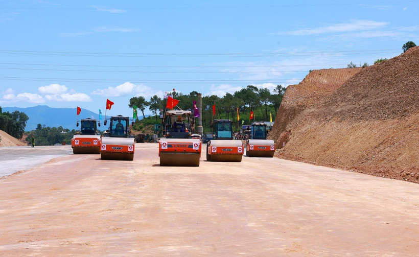 Các đơn vị đang thi công Dự án Đường bộ cao tốc Bắc Nam, phía Đông đoạn qua tỉnh Quảng Bình. (Ảnh: Dương Giang/TTXVN)