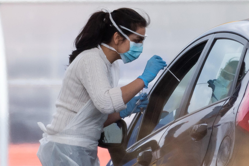 Nhân viên y tế lấy mẫu xét nghiệm dịch COVID-19 ở Wembley, Tây Bắc London. (Ảnh: THX/TTXVN)