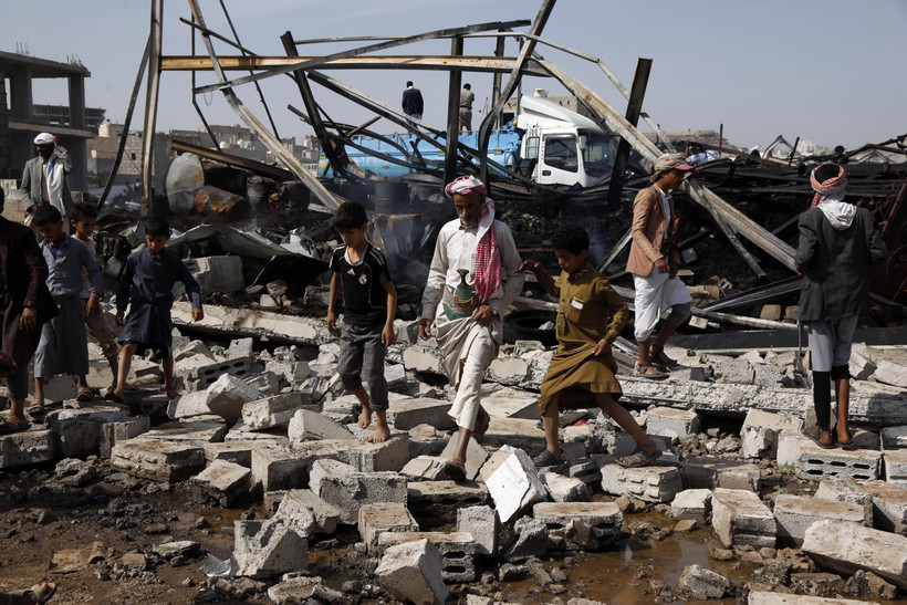 Cảnh tàn phá sau các cuộc không kích tại Sanaa, Yemen. (Ảnh: THX/TTXVN)