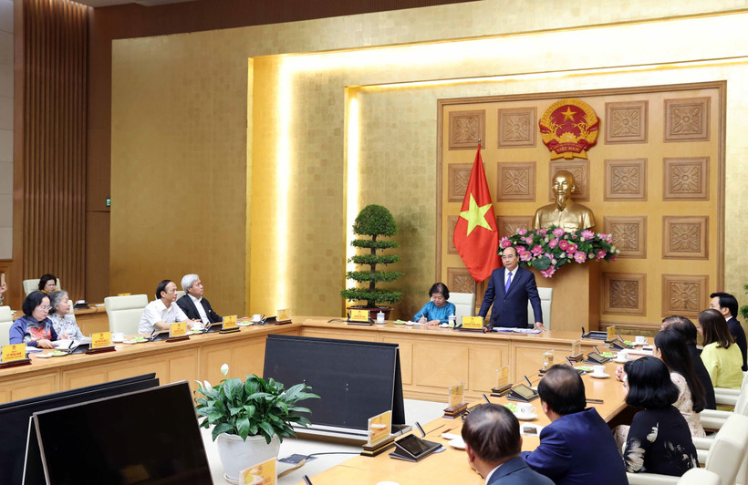 Thủ tướng Nguyễn Xuân Phúc gặp mặt các đại biểu, nhà hảo tâm đồng hành cùng Quỹ học bổng Vừ A Dính. (Ảnh: Thống Nhất/TTXVN)