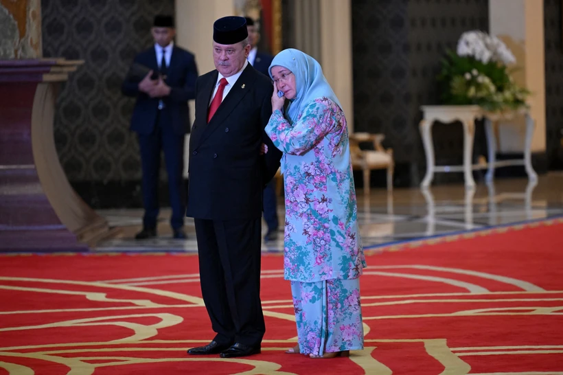 Tiểu vương Sultan Ibrahim Sultan Iskandar (trái) của bang Johor sau khi được bầu chọn làm Quốc vương tiếp theo của Malaysia tại Kuala Lumpur ngày 27/10/2023. (Ảnh: AFP/TTXVN)