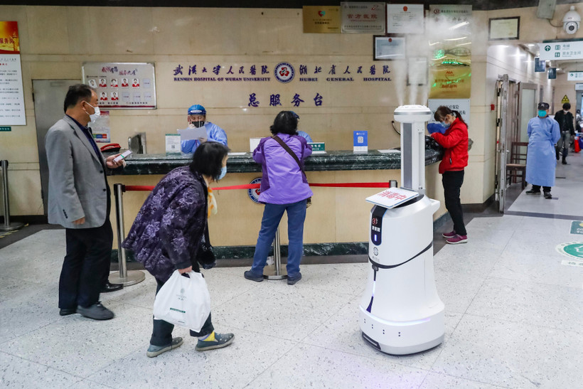 Robot phun thuốc khử trùng tại một bệnh viện ở Vũ Hán, tỉnh Hồ Bắc, Trung Quốc, ngày 16/3/2020. (Ảnh: THX/TTXVN)