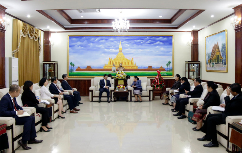 Đại sứ quán Việt Nam tại Lào chúc mừng 65 năm Ngày thành lập Đảng NDCM Lào. (Ảnh: Phạm Kiên/TTXVN)