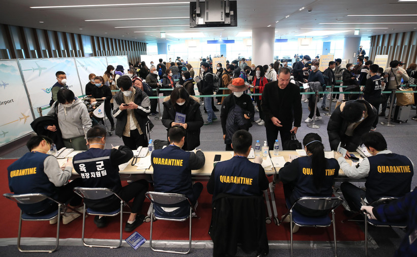 Kiểm tra y tế đối với hành khách tại sân bay quốc tế Incheon, Hàn Quốc ngày 16/3/2020, trong bối cảnh dịch COVID-19 lan rộng. (Ảnh: Yonhap/TTXVN)