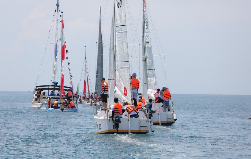 Các đội tham dự giải đua thuyền buồm vô địch các câu lạc bộ toàn quốc. (Ảnh: TTXVN phát)