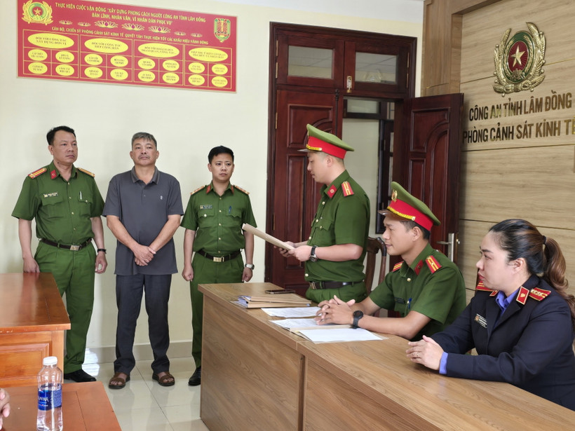 Cơ quan Cảnh sát Điều tra Công an tỉnh Lâm Đồng đọc quyết định bắt tạm giam bị can Cà Đức Hom. (Nguồn: Công an tỉnh Lâm Đồng)