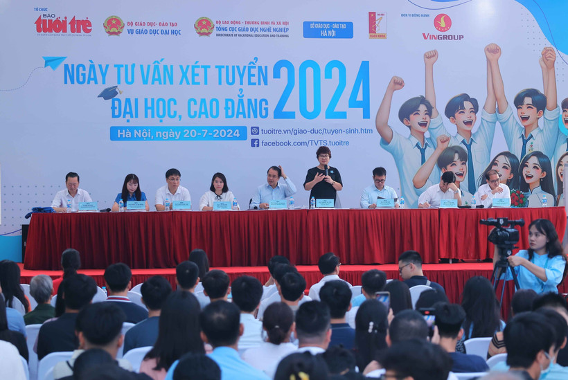 Các chuyên gia giải đáp những thắc mắc của thí sinh và phụ huynh tại "Ngày xét tuyển đại học, cao đẳng năm 2024". (Ảnh: Hoàng Hiếu/TTXVN)