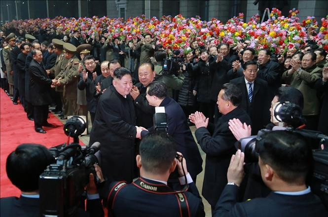 Lễ đón nhà lãnh đạo Triều Tiên Kim Jong-un (giữa) tại Bình Nhưỡng sau khi ông kết thúc chuyến thăm hữu nghị chính thức Việt Nam ngày 5/3. (Ảnh: YONHAP/TTXVN)