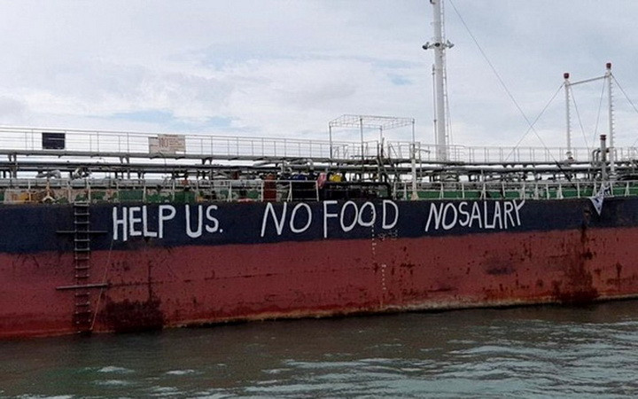 "Xin hãy giúp chúng tôi. Không thực phẩm. Không lương" - dòng chữ cầu cứu của các thủy thủ trên tàu Viettin 01. (Nguồn: NUSPM)