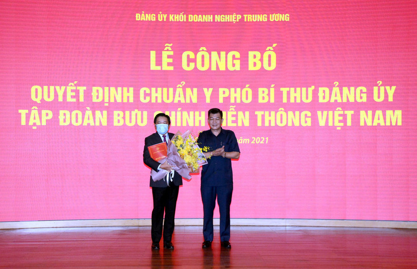 Ông Huỳnh Quang Liêm (trái) là Phó bí Thư Đảng ủy Tập đoàn VNPT nhiệm kỳ 2020-2025. (Ảnh: T.Q)