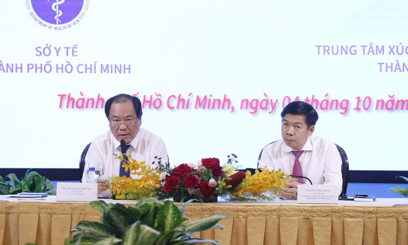 Đại diện lãnh đạo Sở Y tế Thành phố Hồ Chí Minh giải đáp thắc mắc của doanh nghiệp. (Ảnh: Đinh Hằng/TTXVN) 