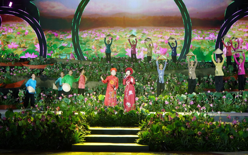 Chương trình nghệ thuật khai mạc Lễ hội sen Đồng Tháp lần thứ 2. (Ảnh: Nhựt An/ TTXVN)