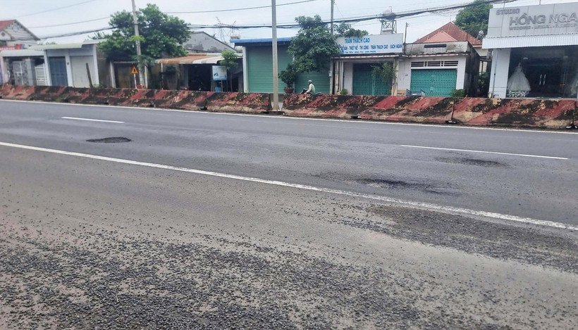 Đường ĐT.741 có thu phí nhưng nhiều ổ gà, ổ voi, sóng trâu gây mất an toàn cho phương tiện và người tham gia giao thông. (Ảnh: TTXVN phát)