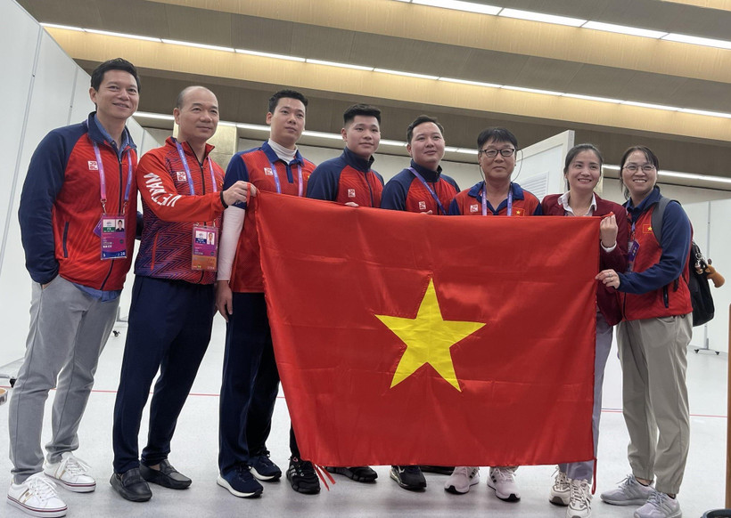 Việt Nam có huy chương Bạc đầu tiên ở môn Bắn súng. (Ảnh: Hoàng Linh/TTXVN)