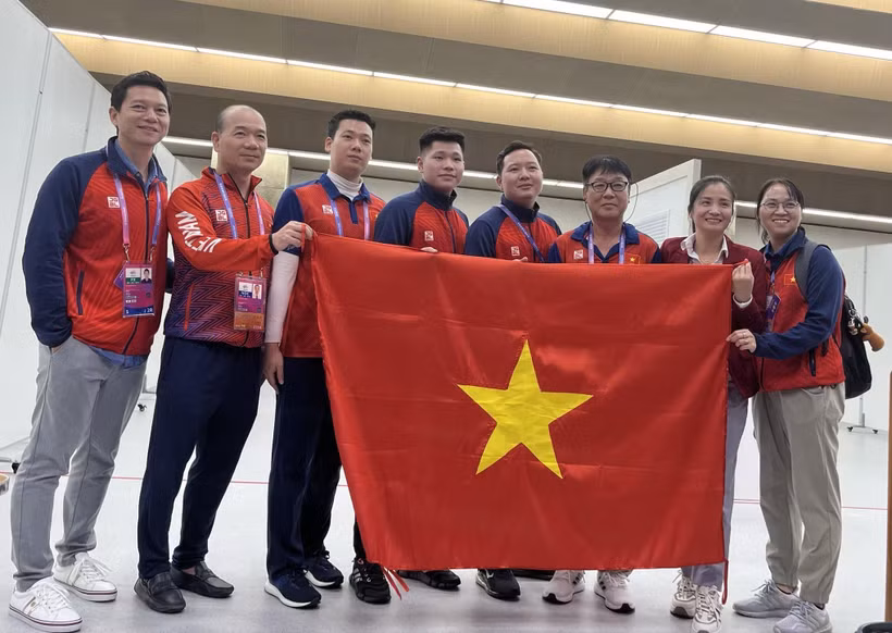 Việt Nam có huy chương Bạc đầu tiên ở môn Bắn súng. (Ảnh: Hoàng Linh/TTXVN)