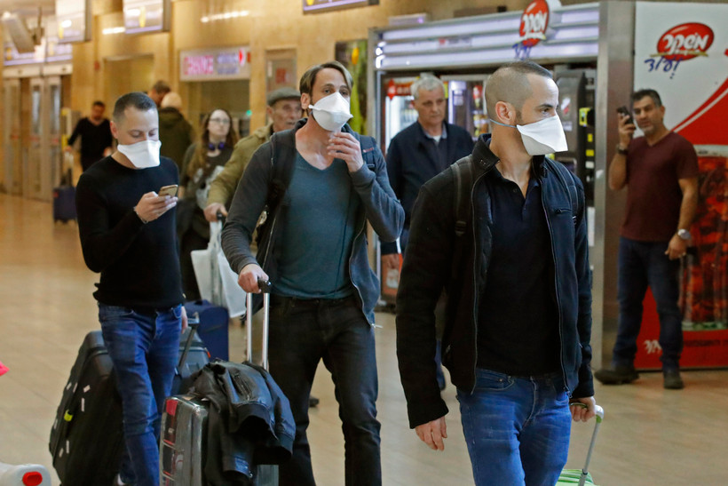 Hành khách tại sân bay quốc tế Ben Gurion, Israel, đeo khẩu trang để phòng tránh lây nhiễm COVID, ngày 27/2/2020. (Ảnh: AFP/TTXVN)