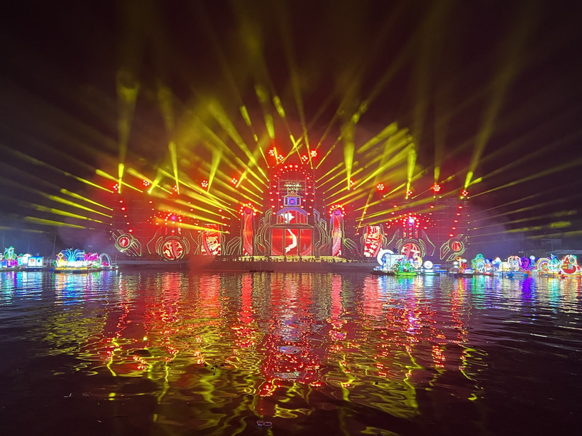 Ngày Hội Du lịch-Đêm Hoa đăng Ninh Kiều. (Ảnh: Ánh Tuyết/TTXVN)