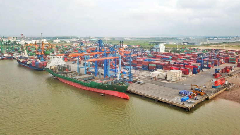 Bốc xếp hàng hóa container tại một cảng biển của Việt Nam. (Ảnh: PV/Vietnam+)