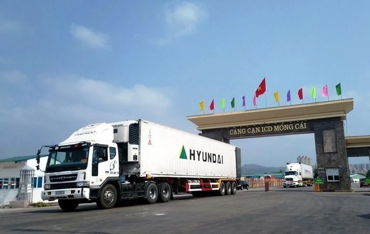Xe vận chuyển hàng hóa xuất nhập khẩu ở Móng Cái. (Ảnh: TTXVN phát)