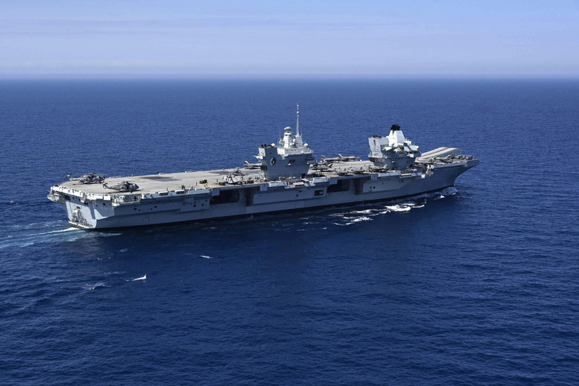 Tàu sân bay Hoàng gia Anh HMS Queen Elizabeth tham gia một cuộc diễn tập quân sự ở ngoài khơi thành phố Toulon, Đông Nam nước Pháp ngày 3/6/2021. (Ảnh: AFP/TTXVN)