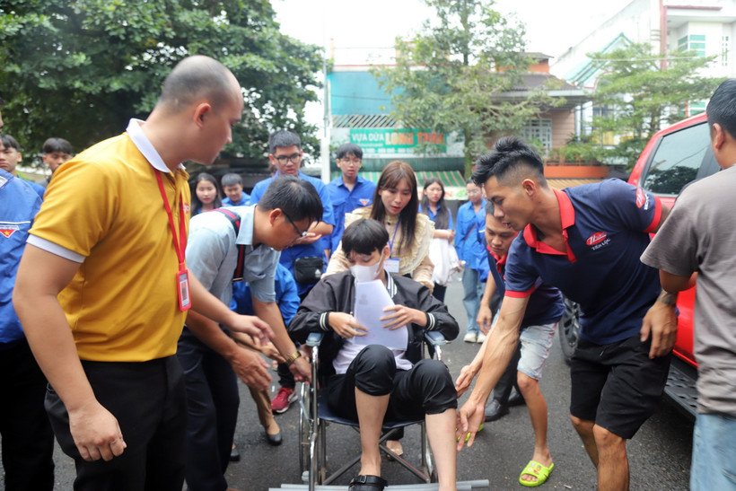 Thí sinh Trần Tuấn Anh bị tai nạn gãy chân khi đâm vào phía sau 1 chiếc xe tải, sau khi được sơ cứu đã tiếp tục dự thi môn Toán. (Ảnh: TTXVN phát)