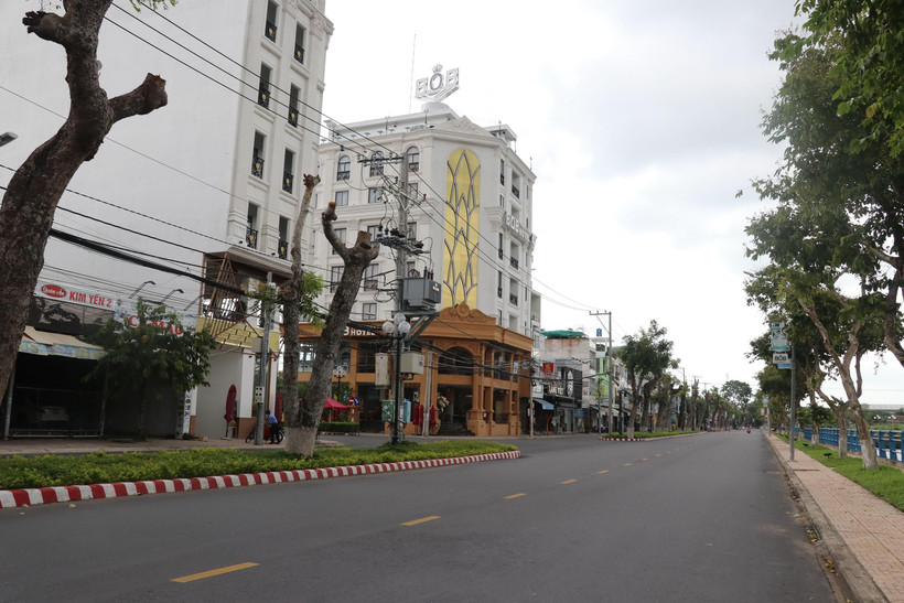 Đường Tôn Đức Thắng, thành phố Cao Lãnh vắng bóng người thực hiện nghiêm giãn cách xã hội. (Ảnh: Nguyễn Văn Trí/TTXVN)