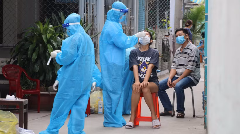 Lấy mẫu xét nghiệm SARS-CoV-2 tại Trà Vinh. (Ảnh: Thanh Hòa/TTXVN)