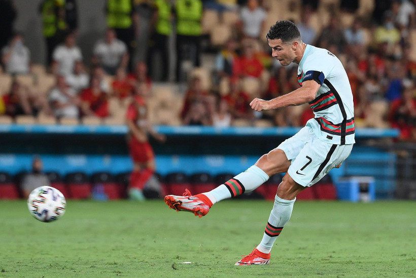 Pha sút bóng của tiền đạo Bồ Đào Nha Cristiano Ronaldo trong trận gặp tuyển Bỉ ở vòng 16 đội, chung kết EURO 2020 tại Seville, Tây Ban Nha ngày 27/6/2021. (Ảnh: AFP/TTXVN)