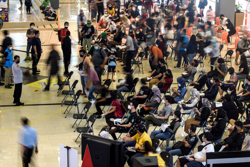 Người dân xếp hàng chờ tiêm vaccine phòng COVID-19 tại Nam Tangerang, Indonesia, ngày 29/6/2021. (Ảnh: THX/TTXVN)