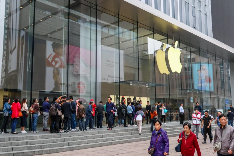 Một cửa hàng của Apple tại Thượng Hải, Trung Quốc. Foxconn sẵn sàng chuyển nhà máy lắp ráp iPhones ra khỏi quốc gia châu Á này. (Nguồn: AFP/TTXVN)