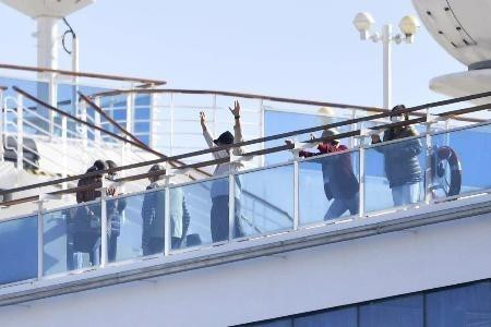 Hành khách trên du thuyền Diamond Princess tại cảng Yokohama, Nhật Bản ngày 13/2/2020. (Ảnh: Kyodo/TTXVN)