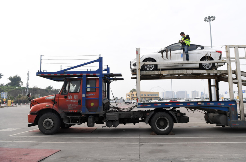 Công nhân vận hành xe chở ôtô con tại Công ty ôtô Trường An ở Trùng Khánh, Trung Quốc ngày 11/2/2020. (Ảnh: THX/TTXVN)