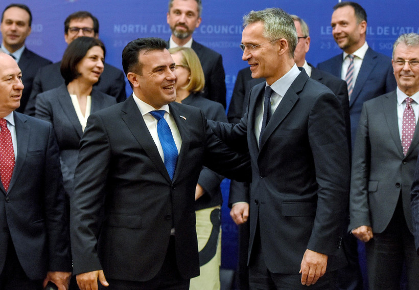 Tổng thư ký NATO Jens Stoltenberg (giữa, phải) và Thủ tướng CH Bắc Macedonia Zoran Zaev (khi chưa từ chức) ngày 3/6/2019. (Ảnh: AFP/TTXVN)
