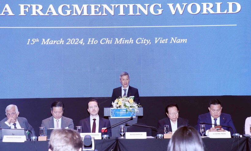 Ông Nguyễn Minh Vũ (giữa), Trợ lý Bộ trưởng Bộ Ngoại giao Việt Nam, phát biểu khai mạc Diễn đàn. (Ảnh: Xuân Khu/TTXVN)