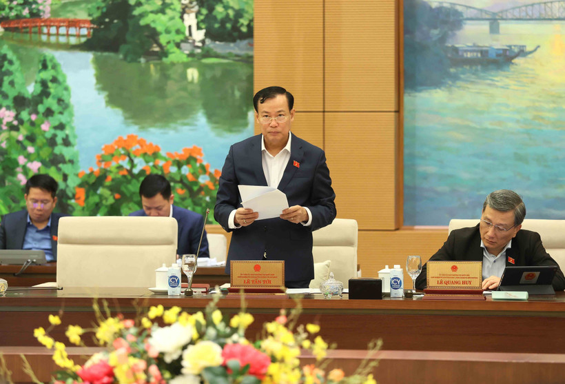 Chủ nhiệm Ủy ban Quốc phòng và An ninh của Quốc hội Lê Tấn Tới trình bày báo cáo. (Ảnh: An Đăng/TTXVN)