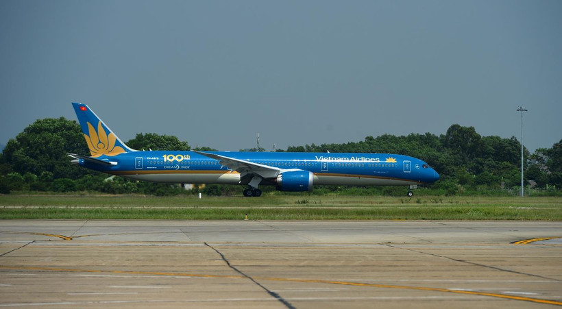 Máy bay của hãng hàng không Vietnam Airlines hạ cánh tại sân bay Nội Bài. (Ảnh: CTV/Vietnam+)
