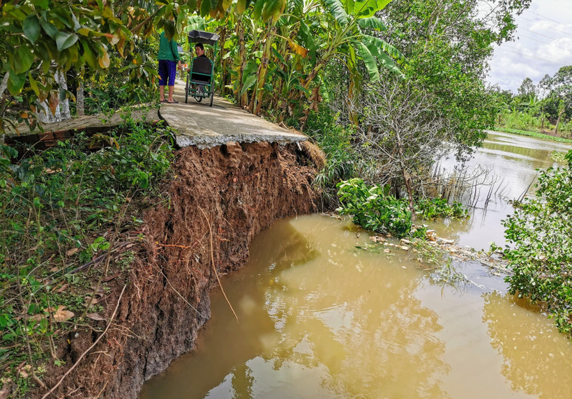 Điểm sạt lở xảy ra ngày 14/6/2020 trên kênh Thạnh Đông qua khu vực Khánh Hưng, phường Phú Thứ, quận Cái Răng, chia cắt hoàn toàn tuyến đường giao thông tại đây. (Ảnh: Thanh Liêm/TTXVN)
