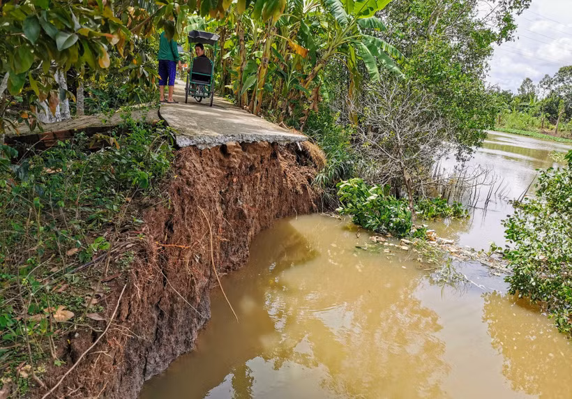 Điểm sạt lở xảy ra ngày 14/6/2020 trên kênh Thạnh Đông qua khu vực Khánh Hưng, phường Phú Thứ, quận Cái Răng, chia cắt hoàn toàn tuyến đường giao thông tại đây. (Ảnh: Thanh Liêm/TTXVN)