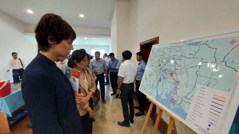 Đại biểu tham quan bản đồ về hệ thống giao thông kết nối vùng kinh tế trong điểm phía Nam. (Ảnh: Huỳnh Ngọc Sơn/TTXVN)