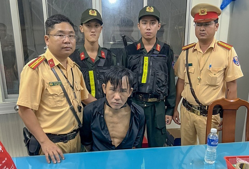 Đối tượng Ngô Bảo Trường bị Công an bắt giữ sau khi lái ôtô cưỡng đoạt được chạy gần 100km từ Cần Thơ đến Tiền Giang. (Ảnh: Thanh Liêm/TTXVN)