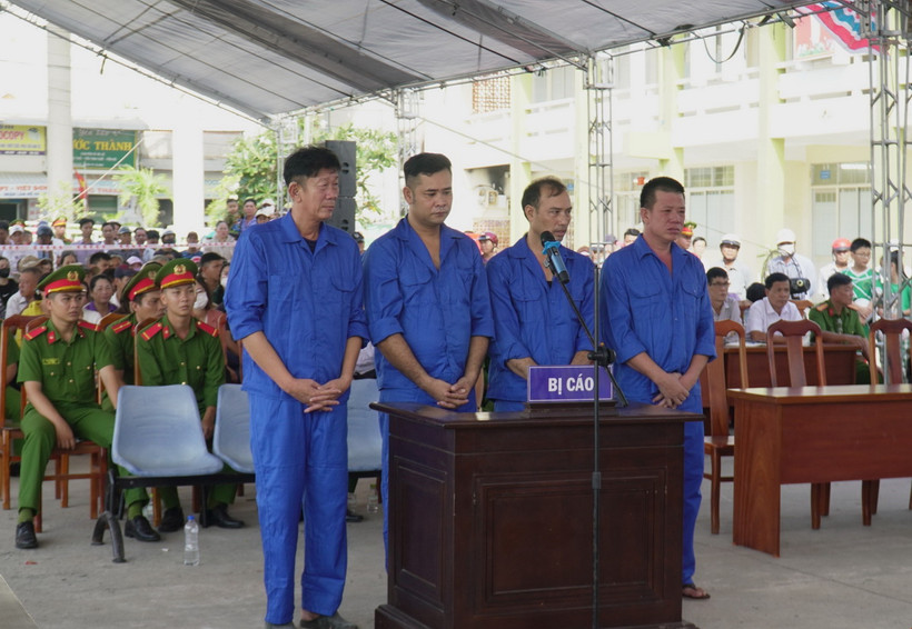 Bốn bị cáo bị xét xử vì tội "Tổ chức, môi giới cho người khác trốn đi nước ngoài trái phép” theo quy định tại Điều 349 của Bộ luật Hình sự. (Ảnh: Huỳnh Anh/TTXVN)