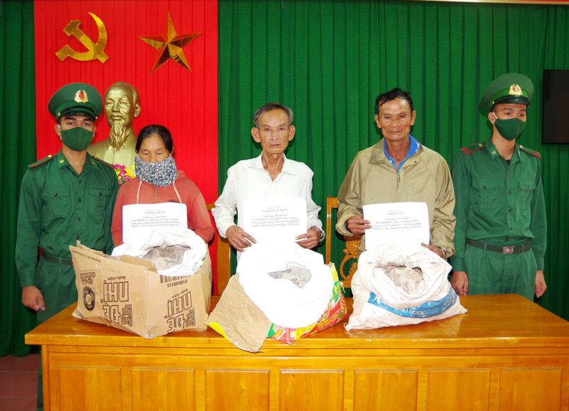 Các đối tượng trong đường dây vận chuyển, buôn bán thuốc nổ bị bắt tại cơ quan chức năng. (Ảnh: TTXVN)