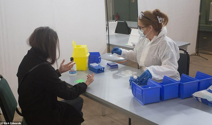 Xét nghiệm máu nhằm phát hiện nhanh người nhiễm COVID-19 tại trung tâm xét nghiệm ở Tây London, Anh. (Ảnh: DAILYMAIL/TTXVN)