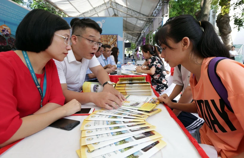 Học viện Tài chính tư vấn xét tuyển tại Ngày hội Tư vấn xét tuyển Đại học, Cao đẳng năm 2019. (Ảnh: Anh Tuấn/TTXVN)