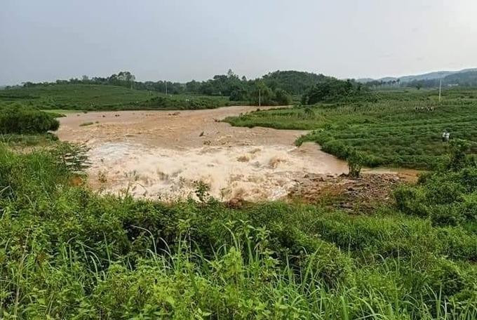 Phú Thọ: Thấp thỏm lo sợ sạt lở đê kè, nguy cơ vỡ đập mùa mưa bão