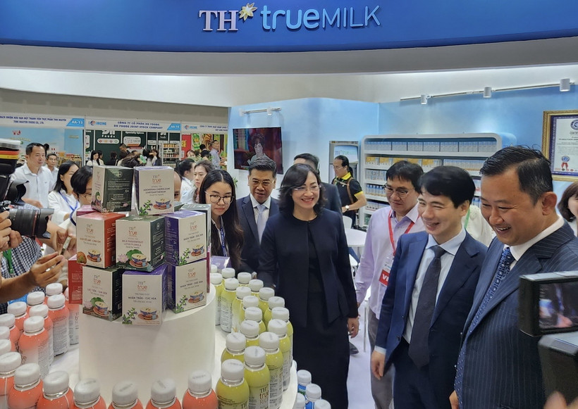 Các đại biểu tham quan gian hàng của doanh nghiệp tại Viet Nam International Sourcing Expo 2024. (Ảnh: Xuân Anh/TTXVN)