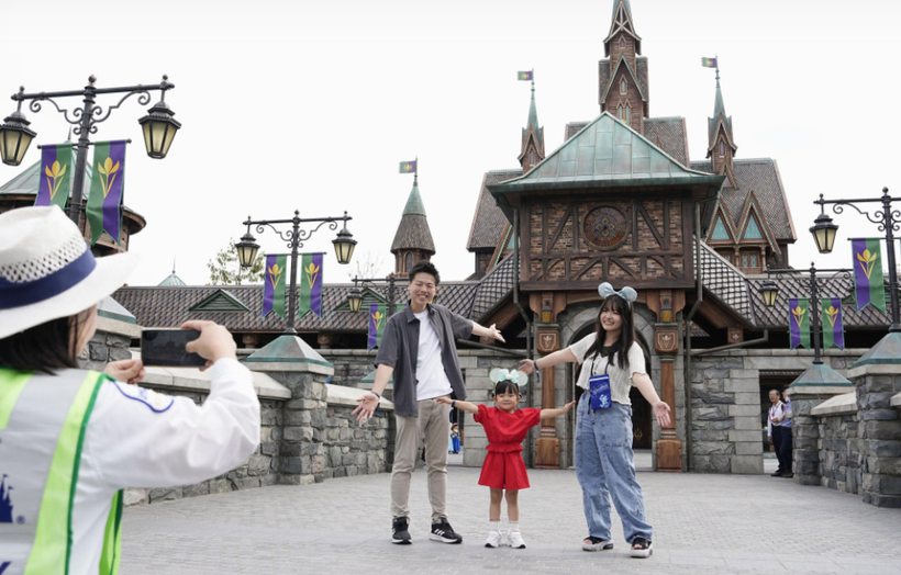Du khách chụp ảnh tại khu giải trí Fantasy Springs mới ở Tokyo DisneySea ngày 6/6. (Nguồn: Kyodo)