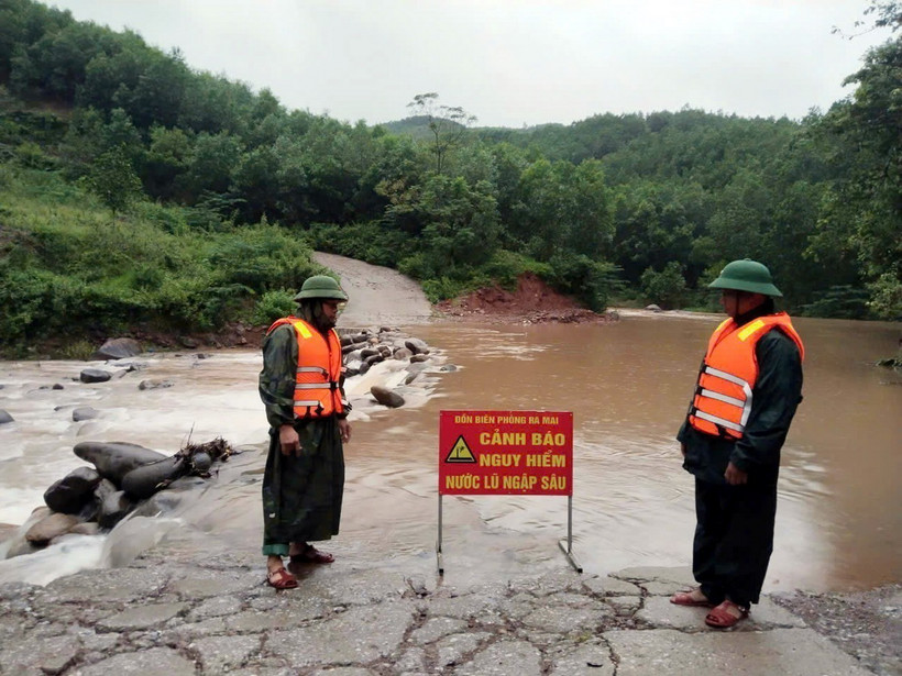 Lực lượng Đồn Biên phòng Ra Mai (Bộ đội Biên phòng tỉnh Quảng Bình) chốt chặn không cho người dân qua các ngầm tràn khi nước lũ dâng cao. (Ảnh: TTXVN phát)